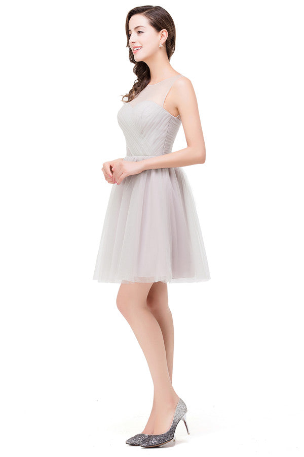 Elegantes vestidos de dama de honor de corte A en plata con cuello redondo y corte mini
