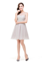 Elegantes vestidos de dama de honor de corte A en plata con cuello redondo y corte mini