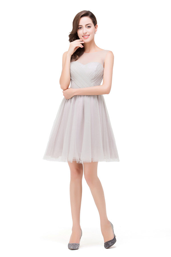 Elegantes vestidos de dama de honor de corte A en plata con cuello redondo y corte mini