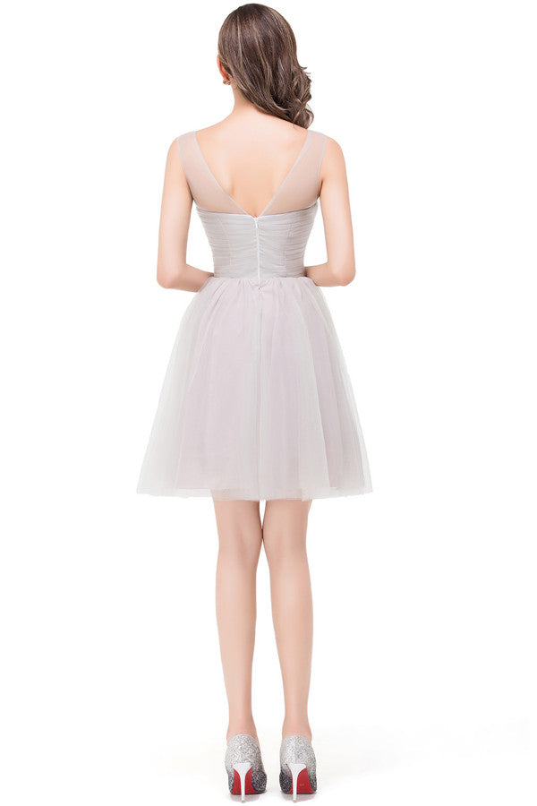 Elegantes vestidos de dama de honor de corte A en plata con cuello redondo y corte mini