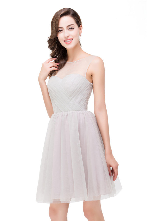 Elegantes vestidos de dama de honor de corte A en plata con cuello redondo y corte mini