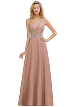 Elegante vestido de noche sin mangas Aline con vuelo y escote en V de seda brillante.