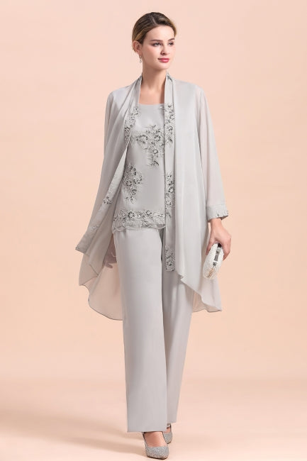 Eleganter ärmelloser Jumpsuit aus silbernem Chiffon mit Applikationen und Wickeldesign für die Brautmutter