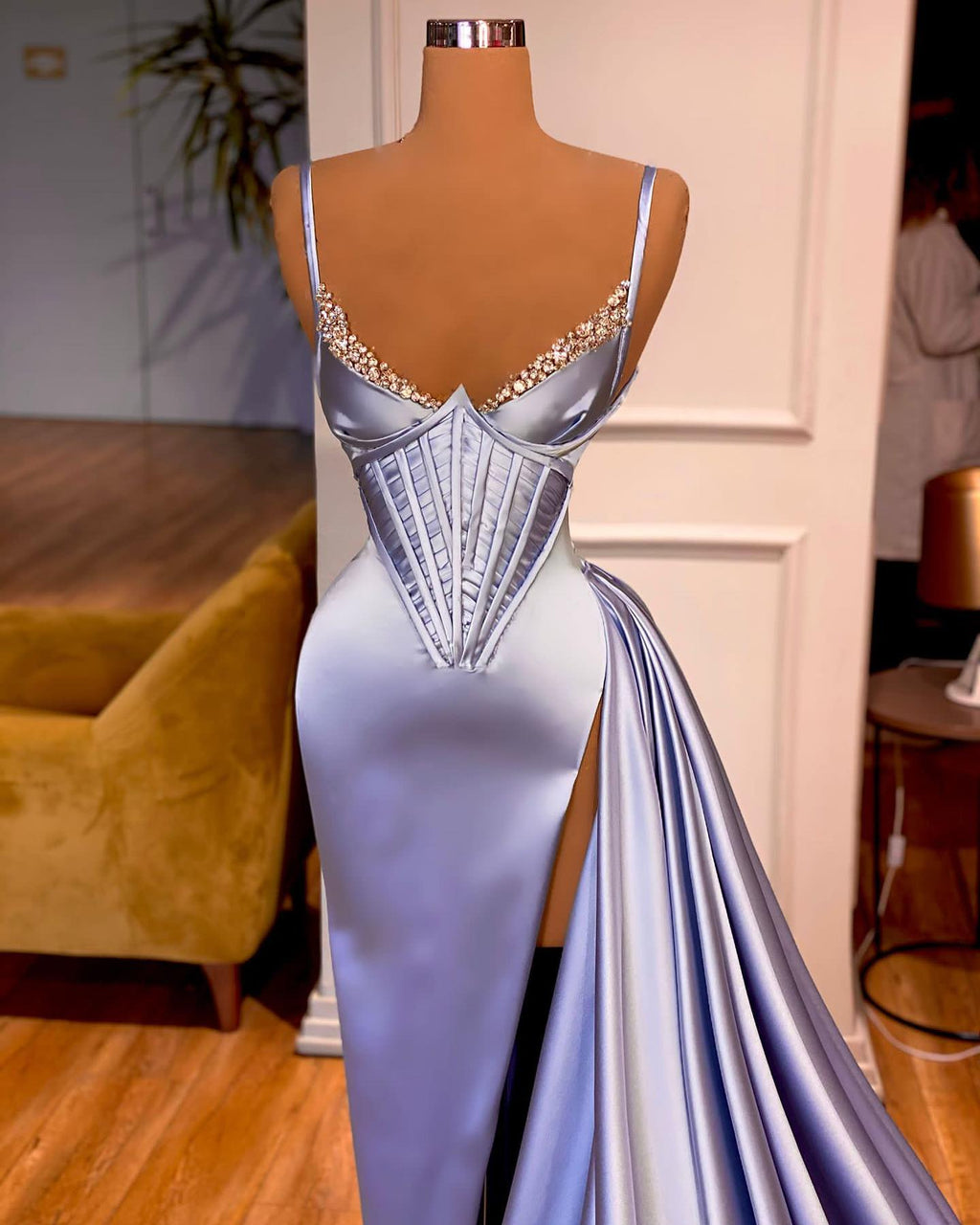 Elegante vestido de fiesta con escote en V, tirantes finos y abertura frontal sin mangas