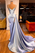 Elegante vestido de fiesta con escote en V, tirantes finos y abertura frontal sin mangas