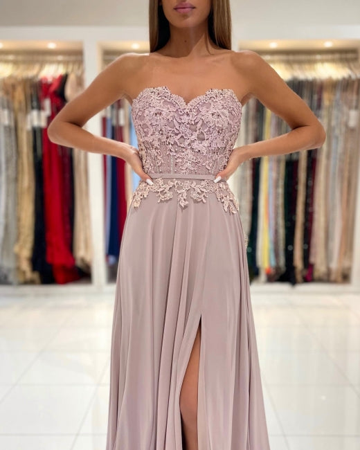 Elegante vestido de fiesta largo hasta el suelo con volantes, apliques de corazón y abertura lateral