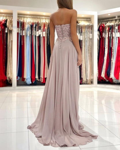 Elegante vestido de fiesta largo hasta el suelo con volantes, apliques de corazón y abertura lateral