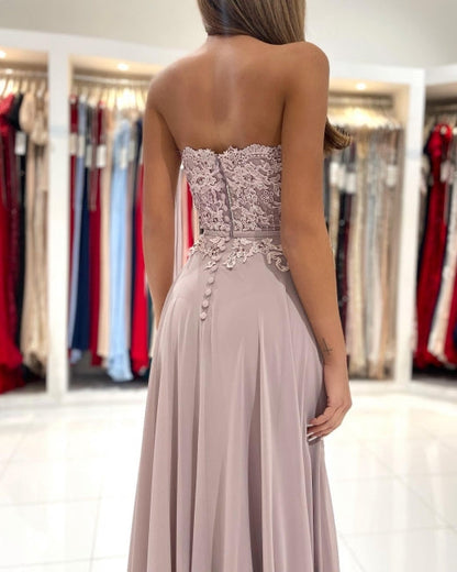 Elegante vestido de fiesta largo hasta el suelo con volantes, apliques de corazón y abertura lateral