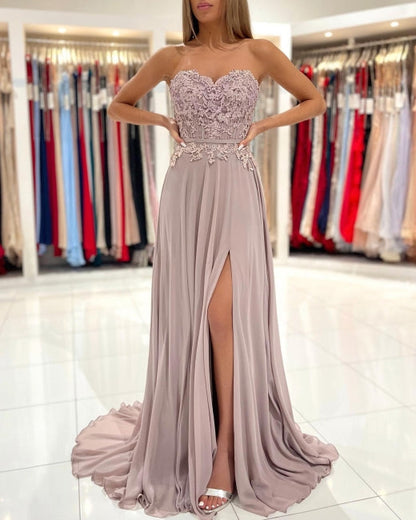Elegante vestido de fiesta largo hasta el suelo con volantes, apliques de corazón y abertura lateral