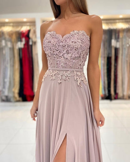 Elegante vestido de fiesta largo hasta el suelo con volantes, apliques de corazón y abertura lateral