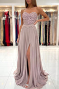 Elegantes A-Linien-Ballkleid mit herzförmigen Applikationen und Rüschen in Bodenlänge und Seitenschlitz