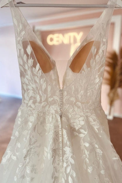 Elegant sweetheart V-neck sleeveless a-line lace Wedding dresses