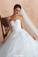 Elegantes weißes Brautkleid mit Herzausschnitt | Schlichtes A-Linien-Strandballkleid aus Tüll