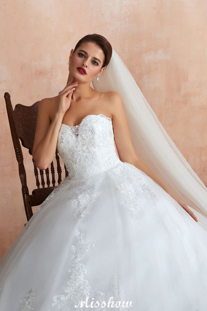 Elegantes weißes Brautkleid mit Herzausschnitt | Schlichtes A-Linien-Strandballkleid aus Tüll