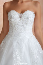 Elegantes weißes Brautkleid mit Herzausschnitt | Schlichtes A-Linien-Strandballkleid aus Tüll