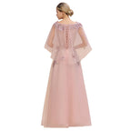 Elegante vestido de novia de tul con corte en A y flores, con mangas largas abullonadas y vestido de fiesta de noche.