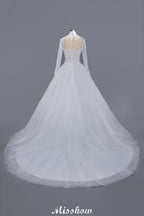 Elegantes Ballkleid mit Tüllspitze, hohem Halsausschnitt, langen Ärmeln und bodenlangem Brautkleid