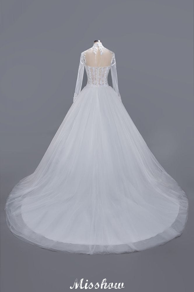 Elegantes Ballkleid mit Tüllspitze, hohem Halsausschnitt, langen Ärmeln und bodenlangem Brautkleid