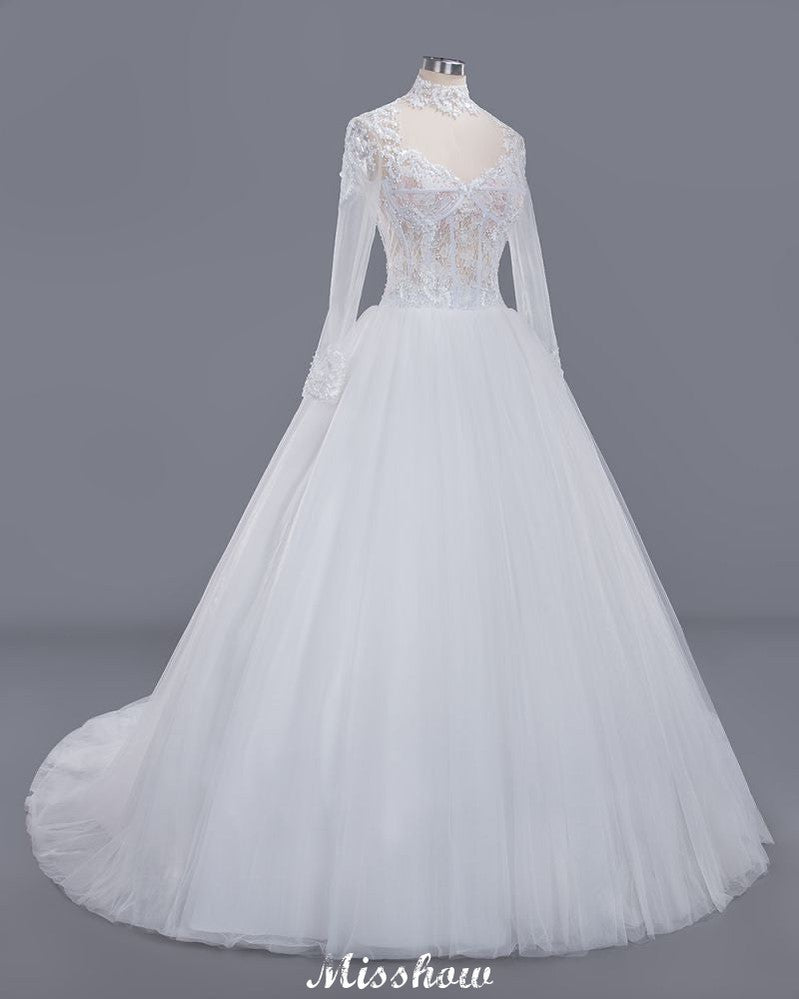 Elegantes Ballkleid mit Tüllspitze, hohem Halsausschnitt, langen Ärmeln und bodenlangem Brautkleid