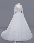 Elegantes Ballkleid mit Tüllspitze, hohem Halsausschnitt, langen Ärmeln und bodenlangem Brautkleid