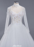 Elegantes Ballkleid mit Tüllspitze, hohem Halsausschnitt, langen Ärmeln und bodenlangem Brautkleid