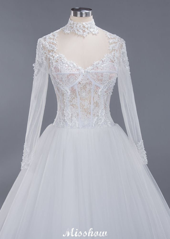 Elegantes Ballkleid mit Tüllspitze, hohem Halsausschnitt, langen Ärmeln und bodenlangem Brautkleid