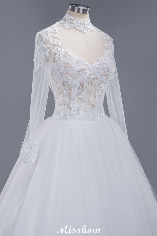 Elegantes Ballkleid mit Tüllspitze, hohem Halsausschnitt, langen Ärmeln und bodenlangem Brautkleid