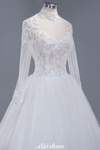 Elegantes Ballkleid mit Tüllspitze, hohem Halsausschnitt, langen Ärmeln und bodenlangem Brautkleid