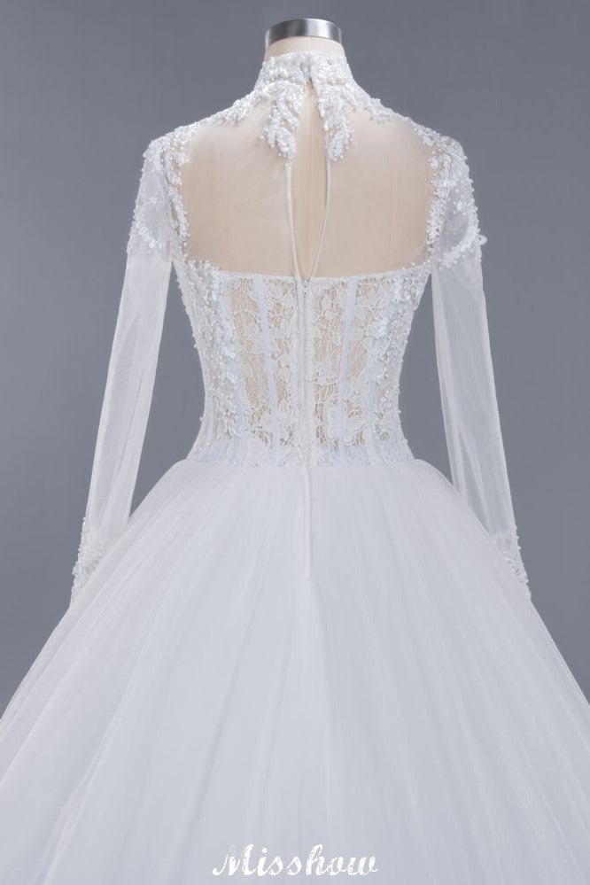 Elegantes Ballkleid mit Tüllspitze, hohem Halsausschnitt, langen Ärmeln und bodenlangem Brautkleid