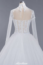 Elegantes Ballkleid mit Tüllspitze, hohem Halsausschnitt, langen Ärmeln und bodenlangem Brautkleid