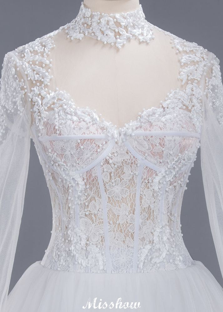 Elegantes Ballkleid mit Tüllspitze, hohem Halsausschnitt, langen Ärmeln und bodenlangem Brautkleid