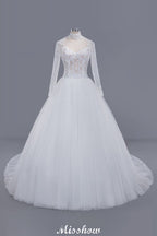 Elegantes Ballkleid mit Tüllspitze, hohem Halsausschnitt, langen Ärmeln und bodenlangem Brautkleid