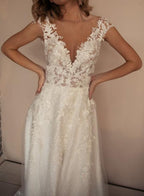 Elegantes vestidos de novia de corte A sin mangas con escote en V y encaje