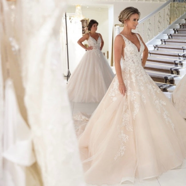 Elegante V-Ausschnitt A-Linie Brautkleider mit Spitze 