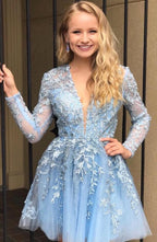 Elegantes kurzes Ballkleid in A-Linie mit V-Ausschnitt, Spitzentüll und Ärmeln
