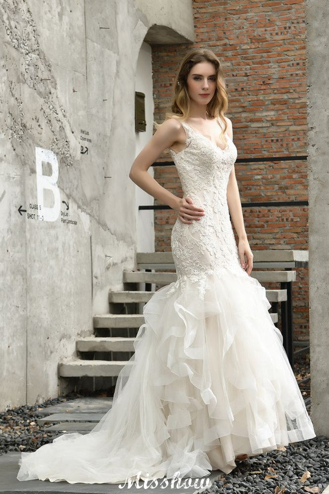 Elegante vestido de novia de sirena con escote en V y apliques de encaje de tul.