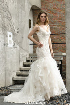 Elegante vestido de novia de sirena con escote en V y apliques de encaje de tul.