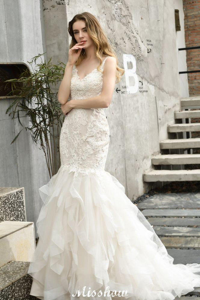 Elegante vestido de novia de sirena con escote en V y apliques de encaje de tul.
