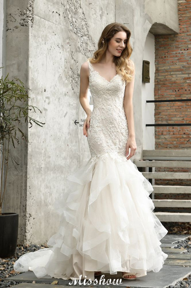 Elegante vestido de novia de sirena con escote en V y apliques de encaje de tul.