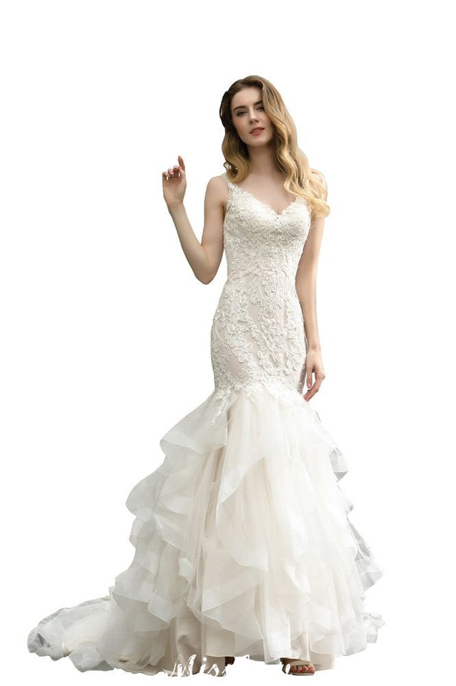 Elegante vestido de novia de sirena con escote en V y apliques de encaje de tul.