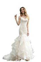 Elegante vestido de novia de sirena con escote en V y apliques de encaje de tul.