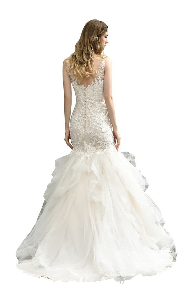 Elegante vestido de novia de sirena con escote en V y apliques de encaje de tul.