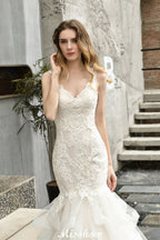 Elegante vestido de novia de sirena con escote en V y apliques de encaje de tul.