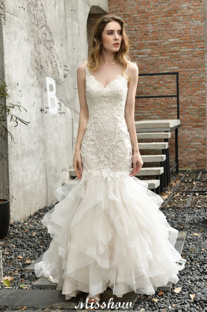Elegante vestido de novia de sirena con escote en V y apliques de encaje de tul.