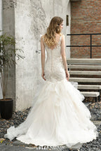 Elegante vestido de novia de sirena con escote en V y apliques de encaje de tul.