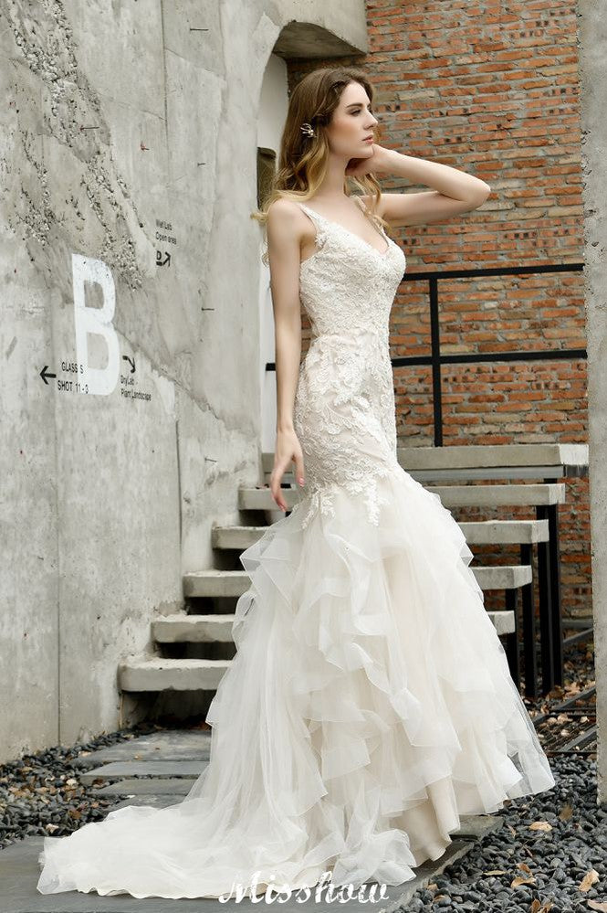 Elegante vestido de novia de sirena con escote en V y apliques de encaje de tul.
