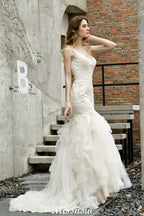 Elegante vestido de novia de sirena con escote en V y apliques de encaje de tul.