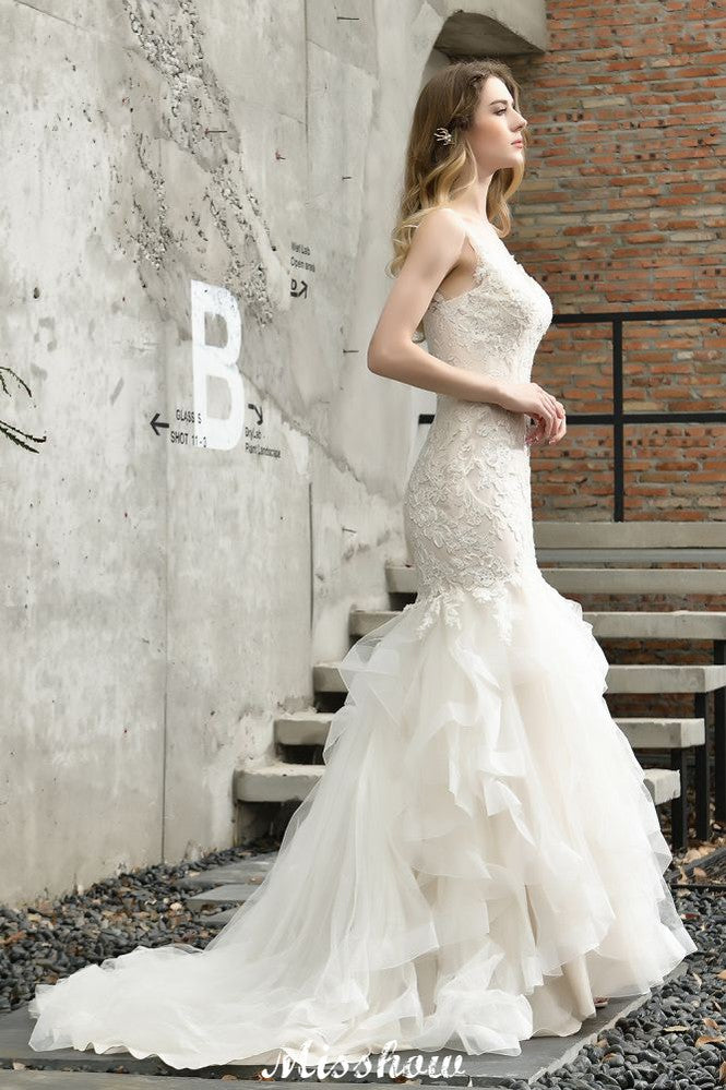 Elegante vestido de novia de sirena con escote en V y apliques de encaje de tul.