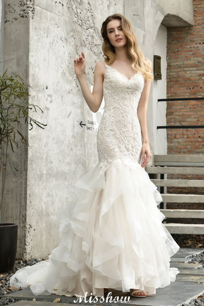 Elegante vestido de novia de sirena con escote en V y apliques de encaje de tul.