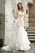 Elegante vestido de novia de sirena con escote en V y apliques de encaje de tul.